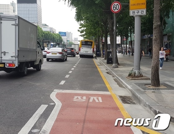 서울 종로구 종로3가 앞 자전거전용도로 끊어진 구간에 버스가 정차돼 있다. © News1 황덕현 기자