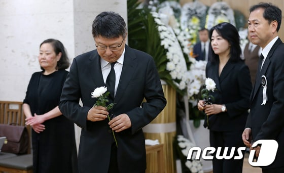 김종필 전 총리 빈소 찾은 박지만·서향희 부부