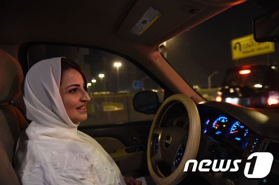 24일(현지시간) 사우디아라비아 여성 운전 금지 해제를 기념해 운전대를 잡은 여성.  © AFP=뉴스1
