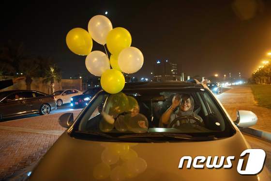 운전 금지 조치 해제를 환영하며 자동차에 풍선을 매단 사우디아라비아 여성. © AFP=뉴스1