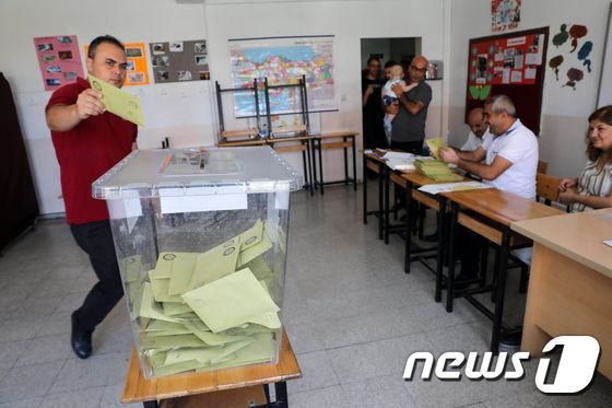 24일(현지시간) 치러진 터키 대선·총선에서 투표 중인 한 시민. © AFP=뉴스1