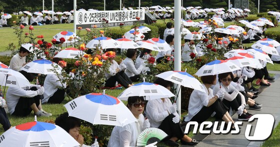 태극기 우산으로 유엔전몰용사 추모