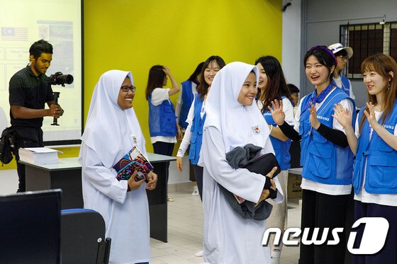 2017년 7월 말레이시아 쿠알라룸푸르에 위치한 현지 중학교에서 삼성전자 임직원들이 첫 수업에 들어온 학생들을 반갑게 맞이하고 있다.(삼성전자 제공) © News1