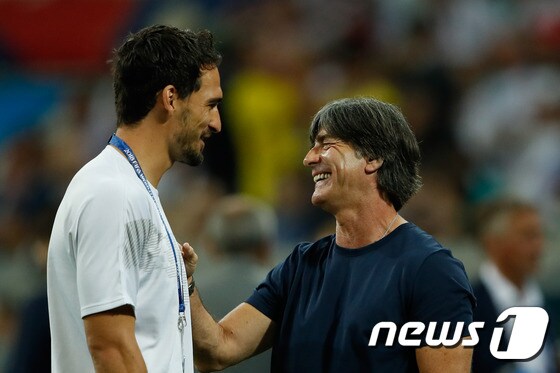 독일 축구 대표팀의 요하임 뢰브 감독(오른쪽)과 마츠 훔멜스. © AFP=News1