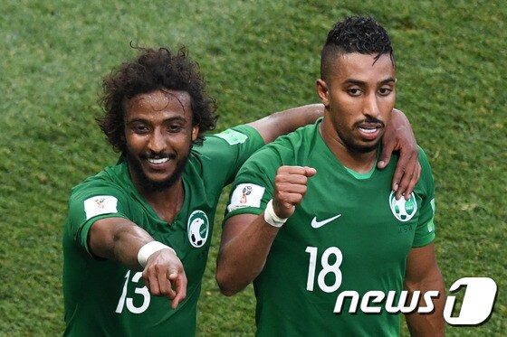 사우디아라비아의 살렘 알 다우사리(오른쪽)가 25일(한국시간) 러시아 볼고그라드의 볼고그라드 아레나에서 열린 이집트와의 2018 국제축구연맹(FIFA) 러시아 월드컵 A조 조별 리그 최종 3차전에서 결승골을 넣은 뒤 축하를 받고 있다. © AFP=News1