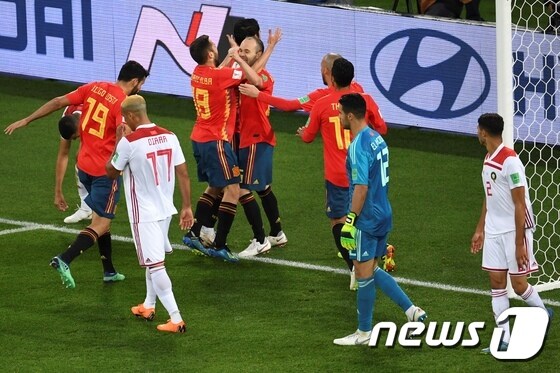 스페인 선수들이 26일(한국시간) 러시아 칼리닌그라드의 칼리닌그라드 스타디움에서 열린 모로코와의 2018 국제축구연맹(FIFA) 러시아 월드컵 B조 조별 리그 최종 3차전에서 득점 후 기뻐하고 있다. © AFP=News1