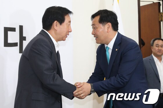 김성태 자유한국당 원내대표(왼쪽)와 김관영 바른미래당 원내대표. 뉴스1 © News1 안은나 기자