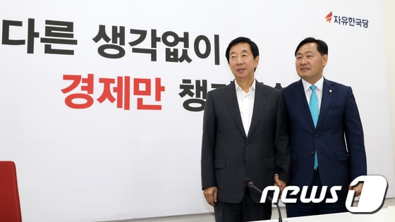 (왼쪽부터)김성태 자유한국당 원내대표, 김관영 바른미래당 원내대표  © News1 안은나 기자