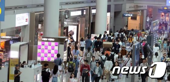 인천국제공항 제1여객터미널(T1) 출국장 면세구역에서 여행객들이 면세점을 둘러보고 있다. © News1