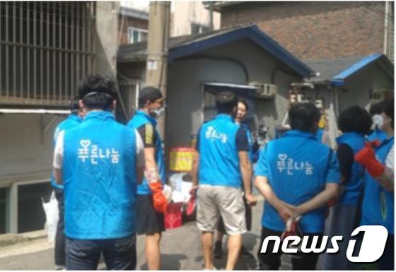 서울 용산구가 저장강박증 위기가구 대청소를 도왔다. (용산구 제공). © News1