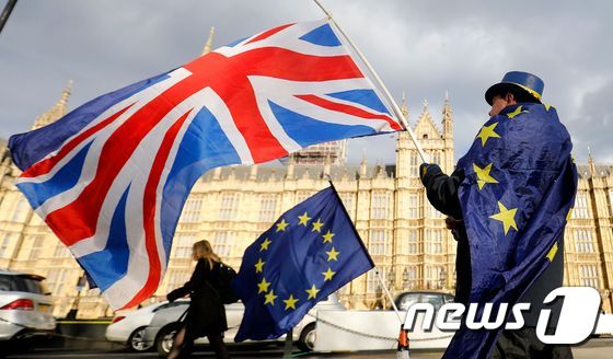 영국 국회의사당 앞에서 흔들리고 있는 영국 국기와 유럽연합(EU) 깃발© AFP=뉴스1