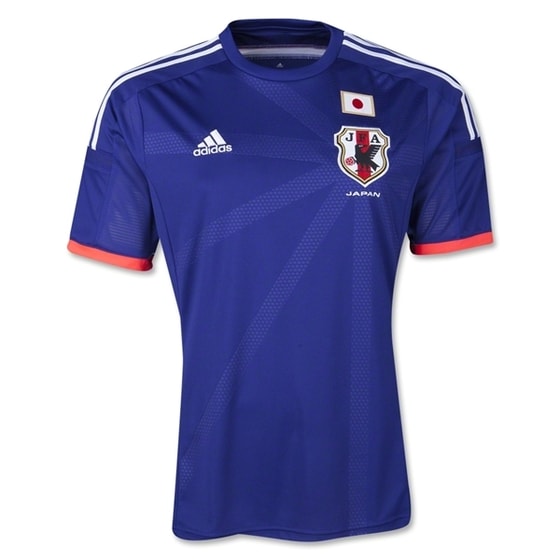 2014년 욱일기 연상 논란을 빚었던 브라질 월드컵 일본 대표팀 유니폼. 아디다스가 제조했다. © News1