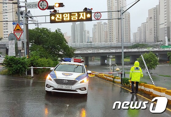 부산 호우경보... '세병교 하부도로 진입 통제'