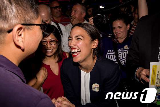 26일(현지시간) 뉴욕주 14선거구 연방 하원 예비선거에서 승리한 알렉산드리아 오카시오 코스테스가 활짝 웃고 있다. © AFP=뉴스1