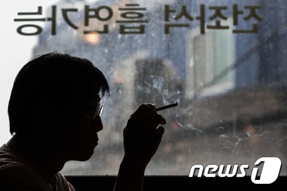 한 시민이 서울 은평구에 위치한 흡연카페에서 담배를 피고 있다. (자료사진) 2018.6.28/뉴스1