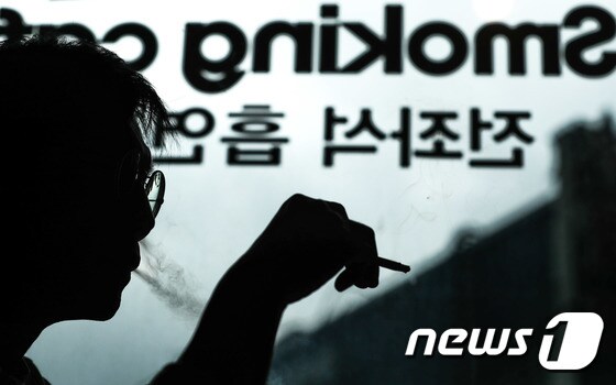 한 시민이 서울 은평구에 위치한 흡연카페에서 담배를 피우고 있다.  /뉴스1 © News1 성동훈 기자