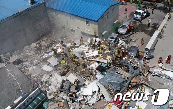 지난 3일 오후 12시 35분쯤 서울 용산구 한강로에서 4층 짜리 상가건물이 무너져내려 소방대원이 매몰자 수색을 하고 있다. 이날 붕괴사고로 4층에 거주하던 60대 여성 1명이 다쳤지만 생명에는 지장이 없는 것으로 전해졌다. (서울소방재난본부 제공) 2018.6.4/뉴스1