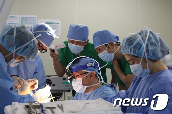 병원 의료진들이 환자를 수술하고 있다. © News1 자료사진
