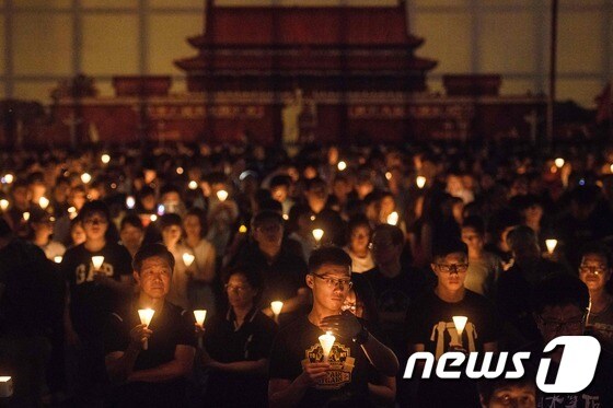2018년 톈안먼 민주화 시위 29주년을 맞아 홍콩 빅토리아 공원에서 수만명이 참석한 대규모 추모 촛불집회가 열리고 있다. © AFP=뉴스1 © News1 우동명 기자