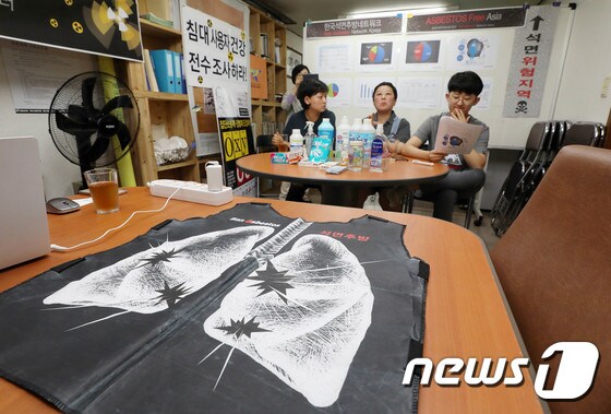 서울 종로구 환경보건시민센터에서 열린 환경성질환 현황 보고 기자회견에서 초등학생 학부모(왼쪽부터), 가습기살균제 피해자 가족이 발언을 하고 있다.  © News1 박세연 기자
