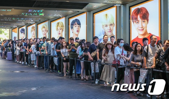 서울 중구 롯데면세점 본점 입구에서 중국인 관광객들이 면세점 개점을 기다리며 줄을 서있다.  © News1 성동훈 기자