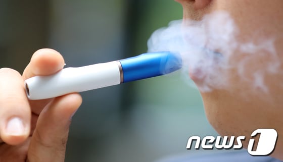 7일 오전 서울 시내의 한 거리에서 시민들이 궐련형 전자담배를 피고 있다. © News1 이재명 기자