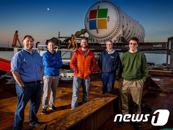 마이크로소프트의 해저 데이터센터 프로젝트 '나틱'의 팀원들(MS 제공)© News1