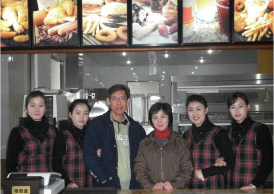 삼태성 직원들과 함께 찍은 사진. 가운데 남성이 패트릭 서  - SCMP 갈무리