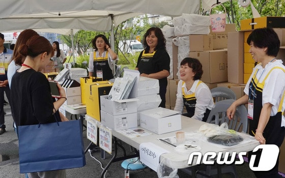 SK하이닉스 이천캠퍼스에서 열린  행복나눔 사회적가치 장터 모습.(SK하이닉스 제공)© News1