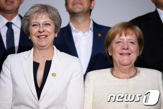 앙겔라 메르켈 독일 총리와 테리사 메이 영국 총리가  지난 10일 런던의 랭커스터 하우스에서 열린 2018 서발칸 정상회의 중 나란히 포즈를 취하고 있다. © AFP=뉴스1 © News1 우동명 기자