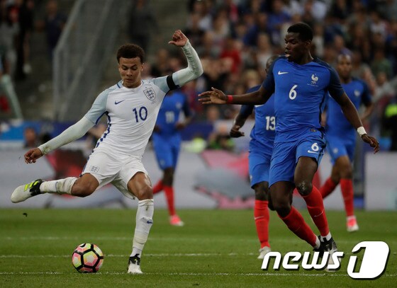 프랑스와 잉글랜드가 사상 처음으로 국제축구연맹(FIFA) 월드컵 결승전에서 격돌할지 관심을 모으고 있다. 사진은 지난해 6월 평가전 모습. © AFP=News1