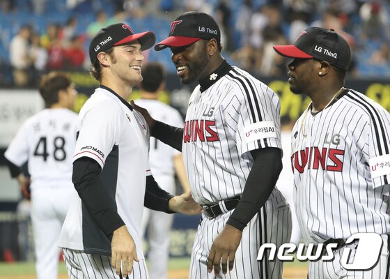 LG 트윈스 외국인 선수 타일러 윌슨(왼쪽)과 헨리 소사(가운데). © News1 송원영 기자