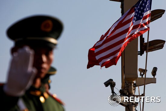 미국 국기 아래에서 제지 동작을 취하는 중국 공안. © 로이터=뉴스1