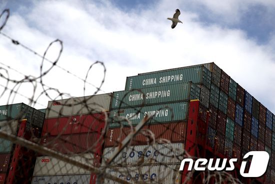 미국 캘리포니아주 오클랜드항에 쌓여 있는 중국 컨텐이너. © AFP=뉴 스1