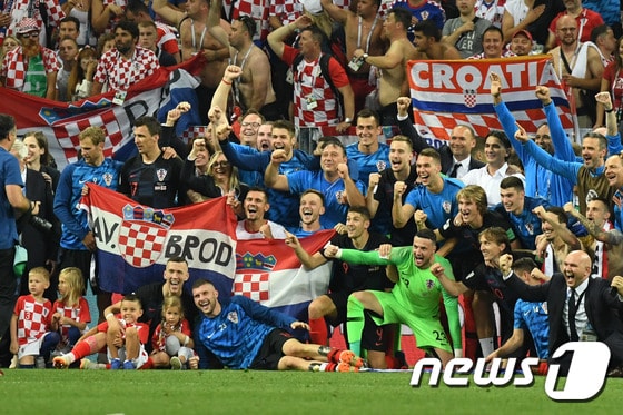 크로아티아 선수들이 12일(한국시간) 러시아 모스크바의 루즈니키 스타디움에서 잉글랜드를 2-1로 꺾고 2018 국제축구연맹(FIFA) 러시아 월드컵 결승전에 진출한 뒤 기념 사진을 촬영하고 있다. © AFP=News1