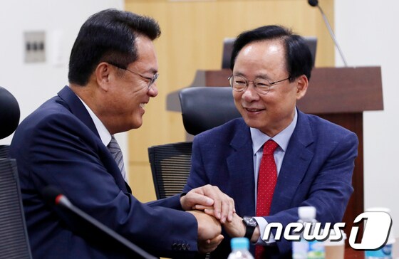 이주영 자유한국당 의원(오른쪽). 뉴스1 © News1 안은나 기자