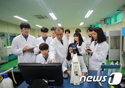 바이오품질관리 전형식 교수와 학생들이 실습을 하고 있다.© News1