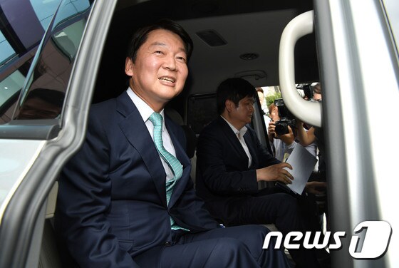 바른미래당의 안철수 전 대표가 12일 오후 서울 여의도의 한 카페에서 기자간담회를 마친 후 차에 타고 있다. 안 전 대표는 이 자리에서 