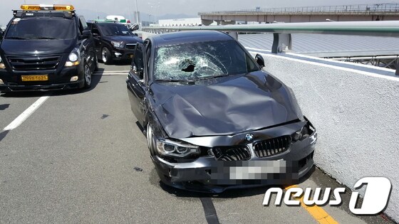 10일 오후 부산 강서구 김해공항 2층 국제선 청사 진입로에서 택시기사를 충격한 BMW 앞 유리와 범퍼가 찌그러져 있다.(부산지방경찰청 제공)©News1