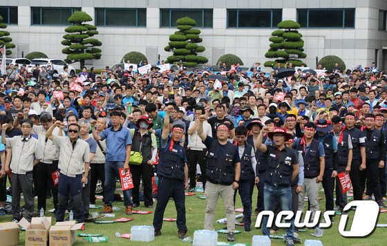 전국금속노동조합 현대자동차지부 조합원들이 12일 현대차 울산공장에서 파업집회를 하고 있다(뉴스1DB)© News1
