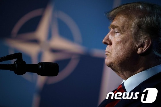 도널드 트럼프 대통령이 12일(현지시간) 벨기에 브뤼셀에서 열린 북대서양조약기구(NATO) 정상회담 중 기자회견을 열어 나토 방위금 문제와 미러정상회담 등에 대해 발언하고 있다.  © AFP=뉴스1