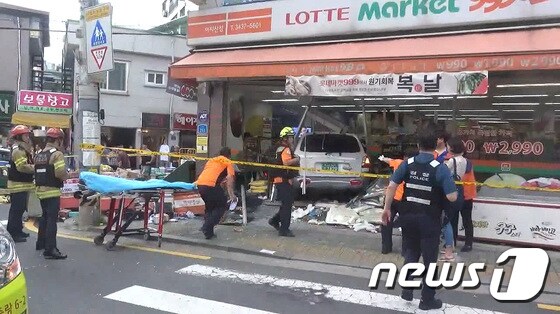 광진소방서 구조대원들이 지난 12일 오후 서울 광진구 한 주택가 슈퍼마켓에서 교통사고 현장을 수습하고 있다. 광진소방서에 따르면 이날 오후 5시39분쯤 김모씨가 몰던 산타페 차량이 주차된 차량과 보행자를 친 뒤 슈퍼마켓 건물을 들이받고 멈춰섰다. 이 사고로 길거리에 있던 40대 여성 1명과 50대 남성 1명이 사망했다.(광진소방서 제공) 2018.7.13/뉴스1