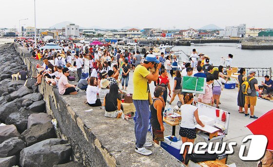 제주시 구좌읍 세화포구 앞에서 열리고 있는 '벨롱장'.© News1 DB