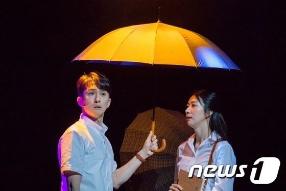 뮤지컬 '번지 점프를 하다' 공연 장면 중 강필석(왼쪽)© News1