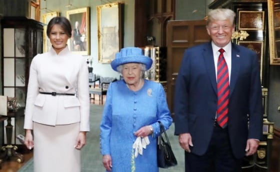 엘리자베스  영국 여왕과 트럼프 대통령 내외 - SCMP 갈무리