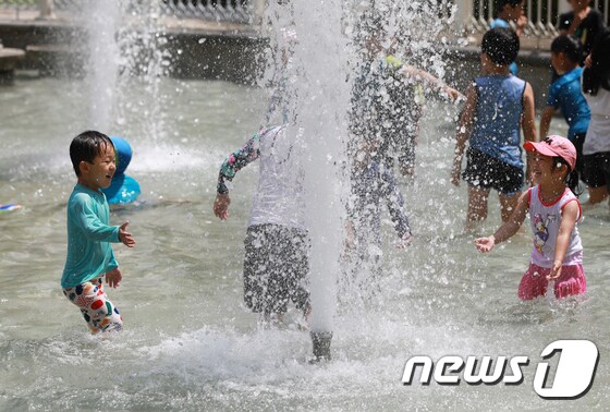 14일 오후 경기도 수원시 금곡동의 한 아파트 물놀이장에서 어린이들이 물놀이를 하며 더위를 식히고 있다. 2018.7.14/뉴스1 © News1 정진욱 기자