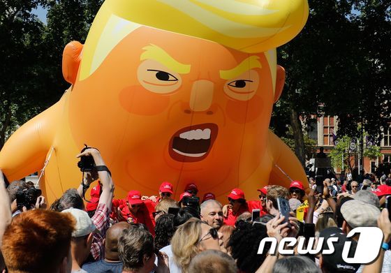 런던 시민들이 지난해 의회 광장에서 트럼프 대통령을 조롱하는 '아기 트럼프' 풍선을 띄우며 트럼프 대통령의 방문을 항의하고 있다. © AFP=뉴스1 © News1 
