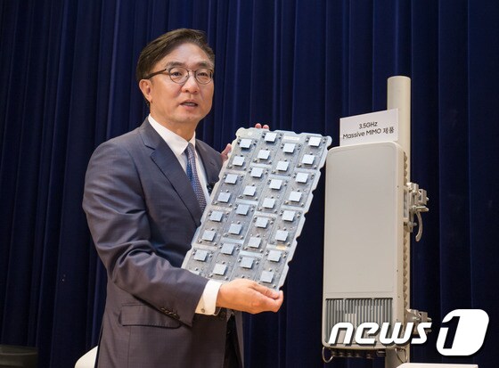 김영기 삼성전자 네트워크사업부 사장이 5G 통신장비를 소개하고 있는 모습. © News1