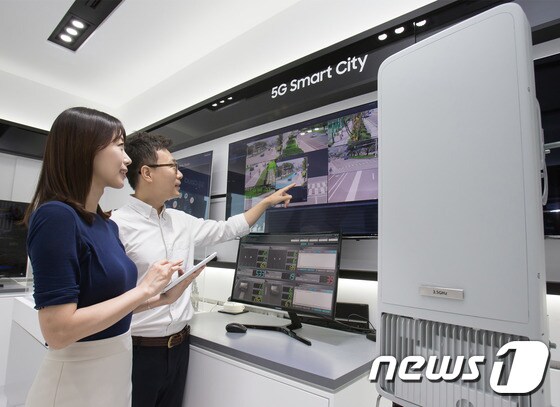 삼성전자가 공개한 3.5GHz 대역 통신장비(기지국) 모습. © News1