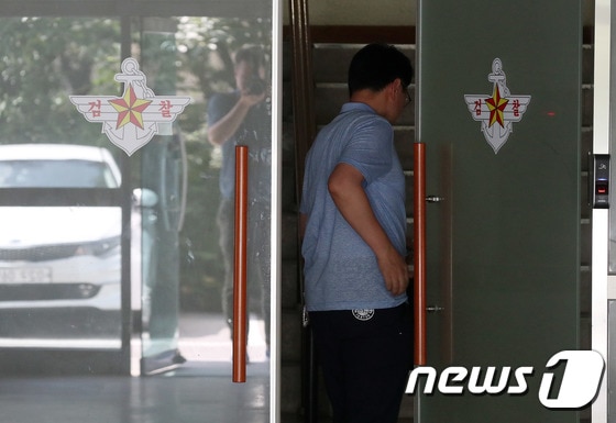 15일 오후 서울 용산구 국방부 검찰단 별관에 군  관계자들이 드나들고 있다.  2018.7.15/뉴스1 © News1 박세연 기자